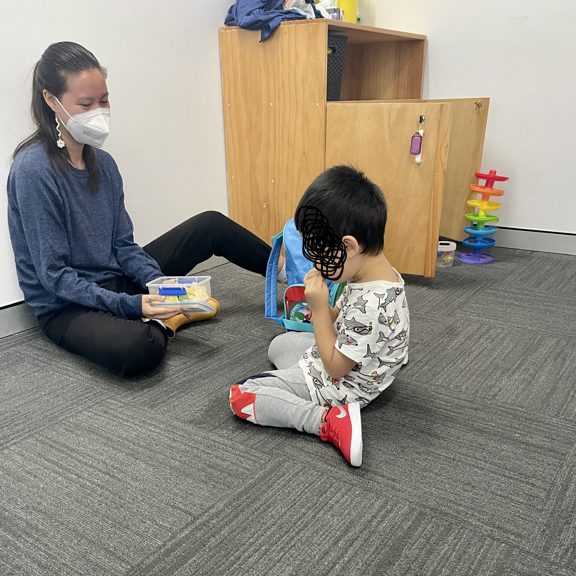 A child W sitting with an Occupational Therapist in and Occupational Therapy gym in Bondi Junction and Mascot in Sydney.