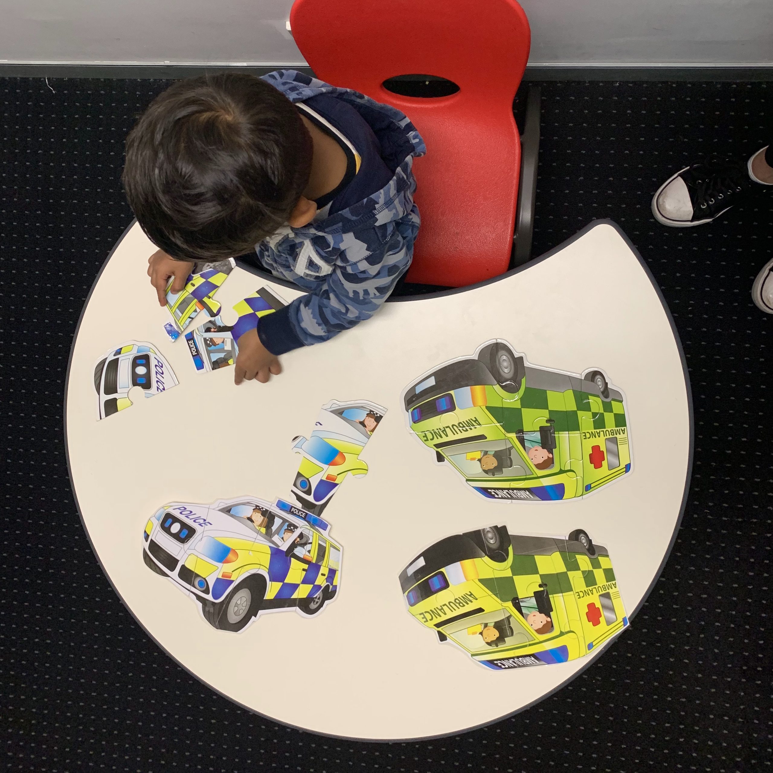 A child with autism doing puzzle in ESDM Early Start Denver Model early intervention session with a certified ESDM Therapist in Bondi Junction Mascot Sydney