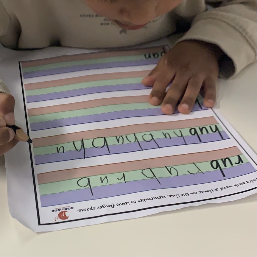 A child who finds reading hard is doing Sounds Write in Speech Pathology clinic in Bondi Junction and Mascot